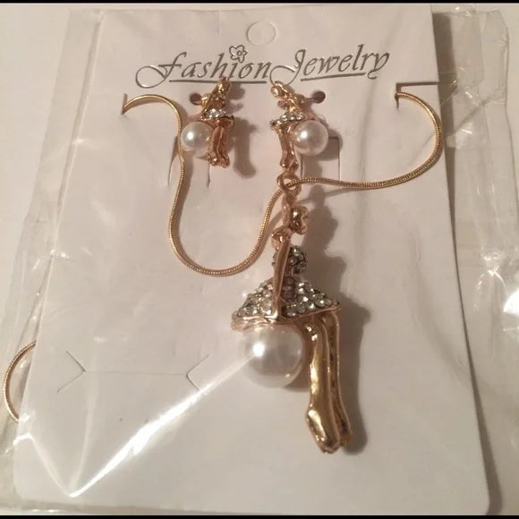 Brand New Ballerina Pearl White Necklace Earrings Set. Women's Fashion Jewelry