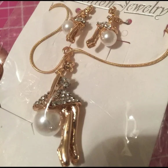 Brand New Ballerina Pearl White Necklace Earrings Set. Women's Fashion Jewelry