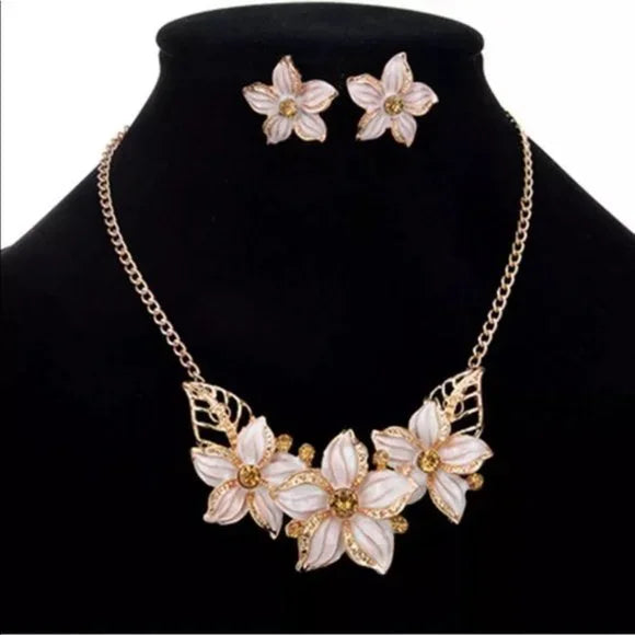NWT Austrian Flower 🌸 Crystal Necklace Earrings Set. Women's Fashion Jewelry