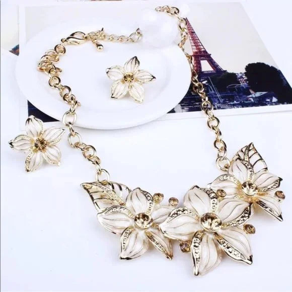 NWT Austrian Flower 🌸 Crystal Necklace Earrings Set. Women's Fashion Jewelry