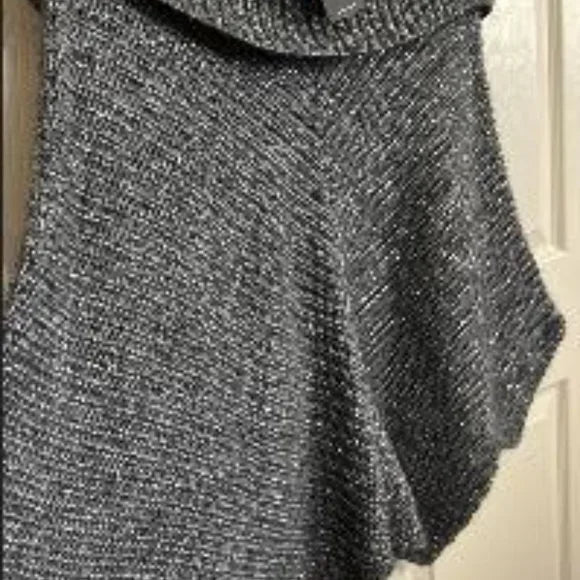 NWT New Wool Solid Gray with Metallic Design Poncho Size Large Women's Fashion