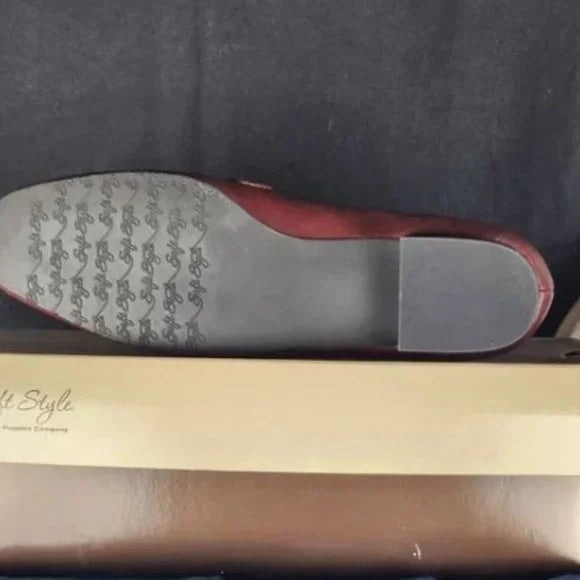 Soft Style a Hush Puppies Company Wine Ginny Slip On with Heel Size 8.