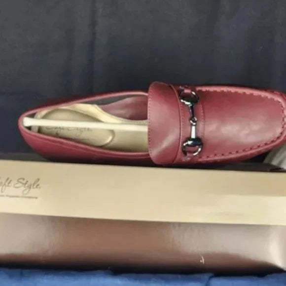 Soft Style a Hush Puppies Company Wine Ginny Slip On with Heel Size 8.