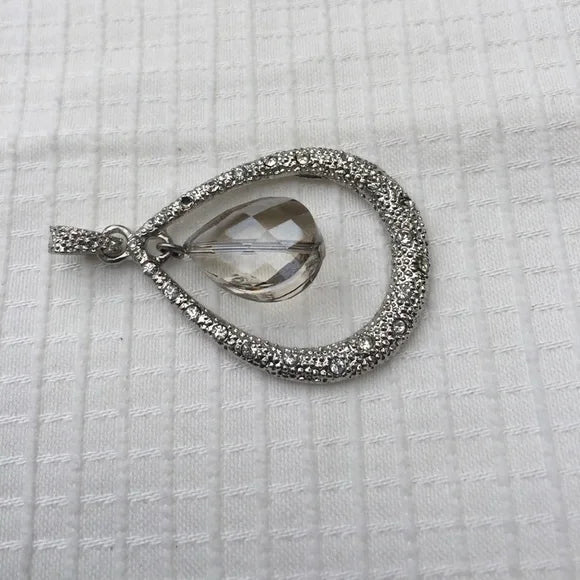 Brand New Pretty Drop Shiny Crystal Pendant Necklace. Women's Fashion Jewelry