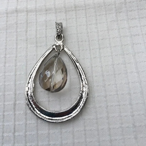 Brand New Pretty Drop Shiny Crystal Pendant Necklace. Women's Fashion Jewelry