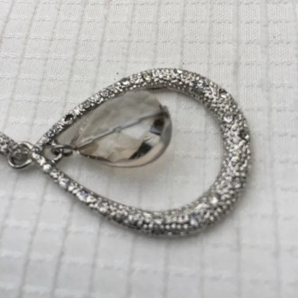Brand New Pretty Drop Shiny Crystal Pendant Necklace. Women's Fashion Jewelry