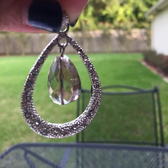 Brand New Pretty Drop Shiny Crystal Pendant Necklace. Women's Fashion Jewelry