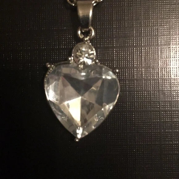 NWT White Heart ❤️ Shape Gemstone 💎 Necklace Set. Women's Fashion Jewelry