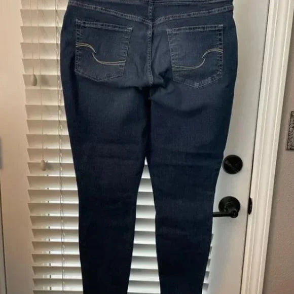 NWOT Levi's Signature Shaping Pull-On Skinny Jeans. Size 16S. Never Worn