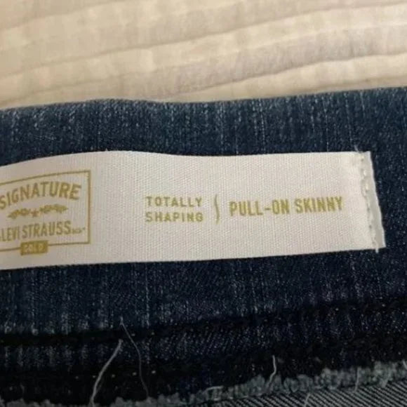 NWOT Levi's Signature Shaping Pull-On Skinny Jeans. Size 16S. Never Worn