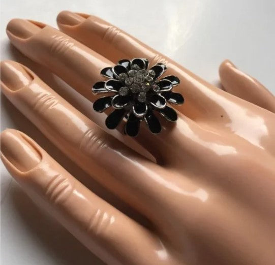 Brand New Adjustable Ring Flower Design Color Black 💍 Women's Fashion Jewelry. 💎 - Findsbyjune.com