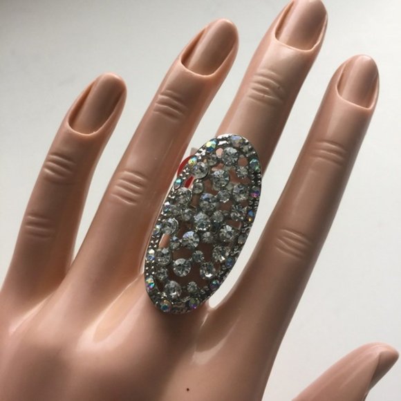 Brand-new big chunky adjustable ring π Fashion jewelry for women's & ladies. Silver oval design with rhinestones. Women's Ladies Fashion Jewelry - Findsbyjune.com