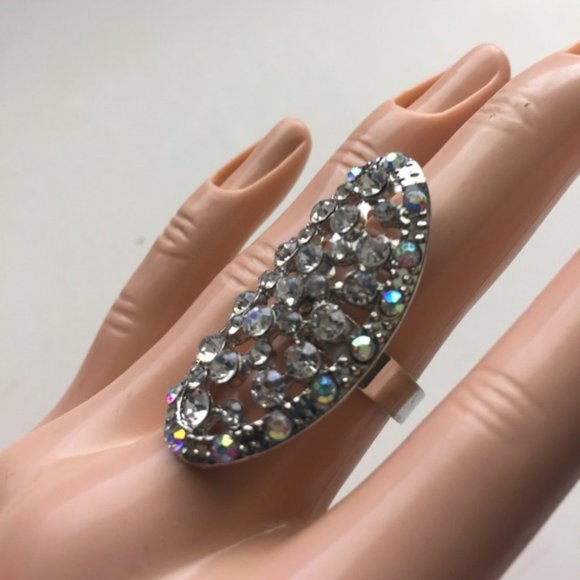 Brand-new big chunky adjustable ring π Fashion jewelry for women's & ladies. Silver oval design with rhinestones. Women's Ladies Fashion Jewelry - Findsbyjune.com