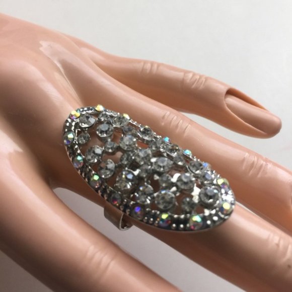 Brand-new big chunky adjustable ring π Fashion jewelry for women's & ladies. Silver oval design with rhinestones. Women's Ladies Fashion Jewelry - Findsbyjune.com