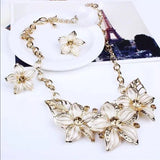 NWT‎ Austrian Flower 🌸 Crystal Necklace Earrings Set. Women's Fashion Jewelry