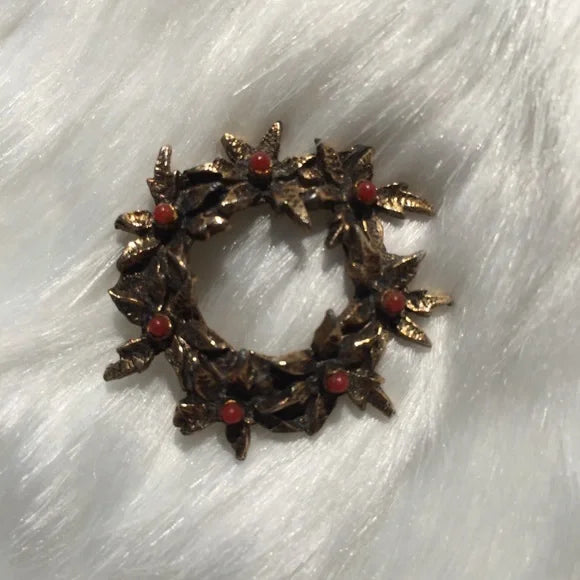 ⬇️ Metal‎ Wreath Design Brooch Pin with Gemstone