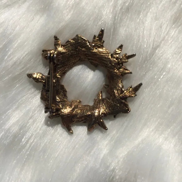 ⬇️ Metal‎ Wreath Design Brooch Pin with Gemstone