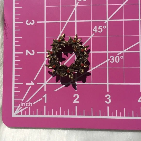 ⬇️ Metal‎ Wreath Design Brooch Pin with Gemstone