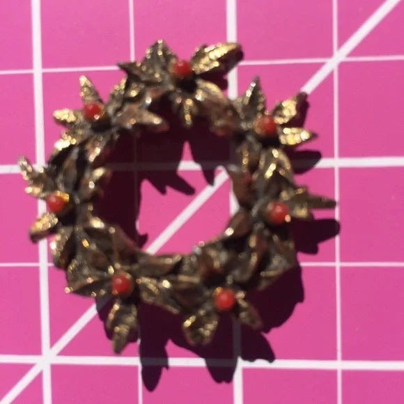 ⬇️ Metal‎ Wreath Design Brooch Pin with Gemstone