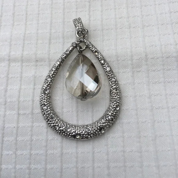 Brand New Pretty Drop Shiny Crystal Pendant Necklace. Women's Fashion Jewelry