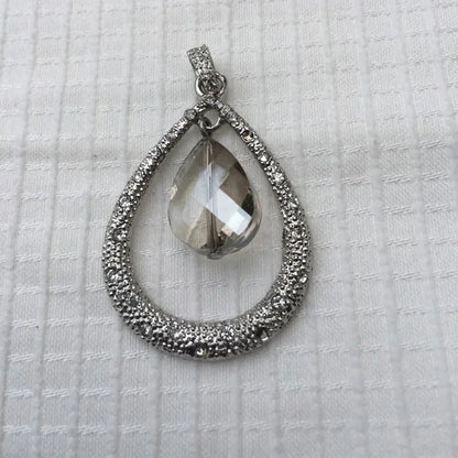 Brand New Pretty Drop Shiny Crystal Pendant Necklace. Women's Fashion Jewelry