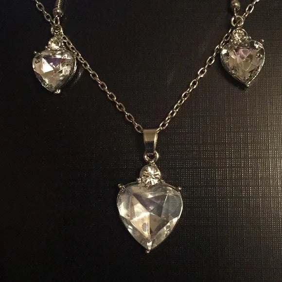 NWT White Heart ❤️ Shape Gemstone 💎 Necklace Set.‎ Women's Fashion Jewelry