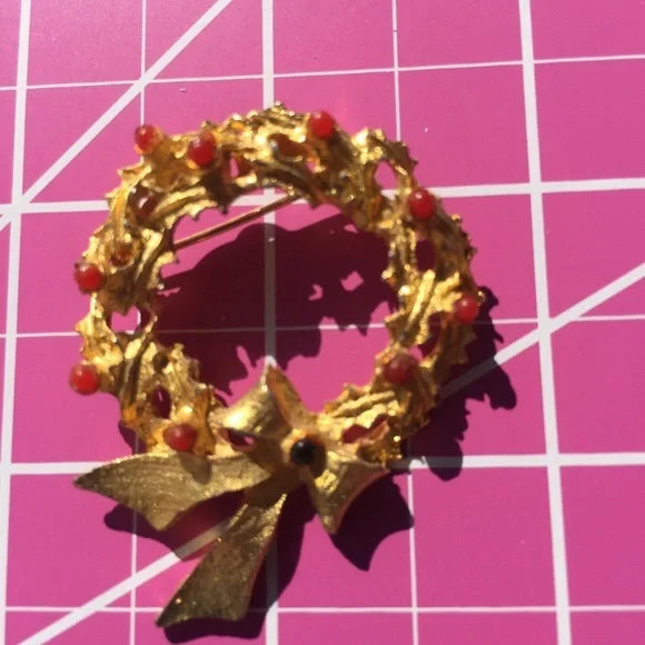 ⬇️ Gold Plated‎ Metal Christmas Wreath Brooch Pin