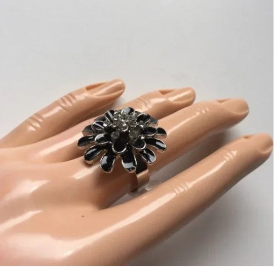 Brand New Adjustable Ring Flower Design Color Black 💍 Women's Fashion Jewelry. 💎 - Findsbyjune.com