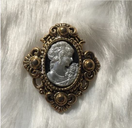 Pretty Lady Cameo White Gold Brooch Pin