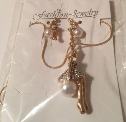 Brand New Ballerina Pearl White Necklace Earrings Set. Women's Fashion Jewelry