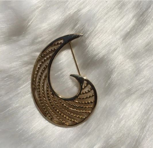 Pretty Gold Plated Spiral Design Brooch Pin Vintage Style