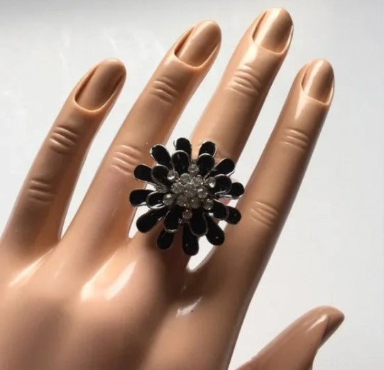 Brand New Adjustable Ring Flower Design Color Black 💍 Women's Fashion Jewelry. 💎 - Findsbyjune.com