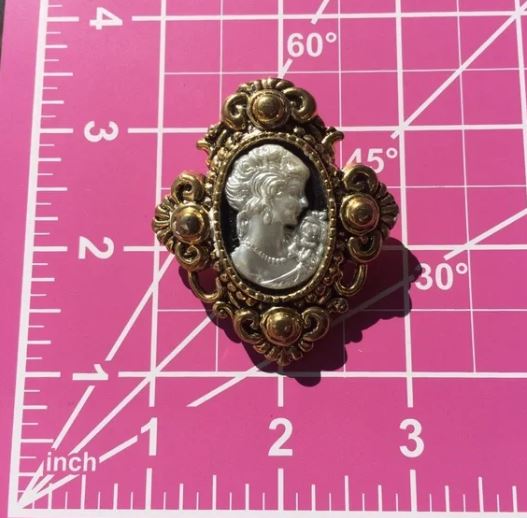 Pretty Lady Cameo White Gold Brooch Pin