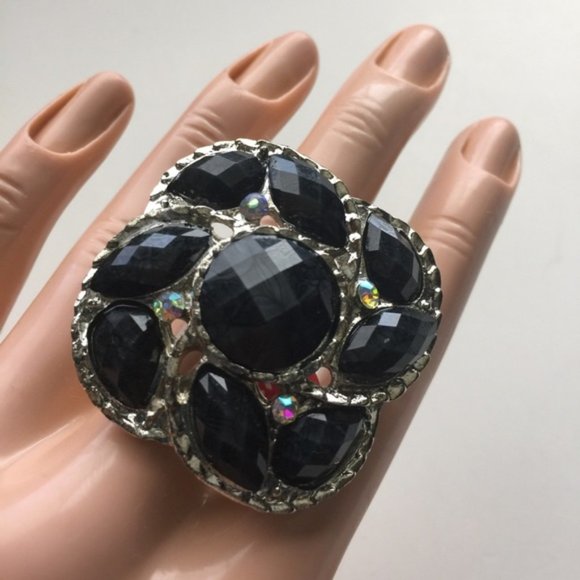 Brand-new big chunky adjustable ring 💍 for women & Ladies. fashion jewelry. 💎 black gemstones 💎. Women's Ladies Fashion - Findsbyjune.com