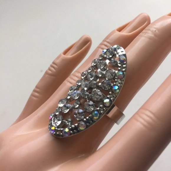 Brand-new big chunky adjustable ring 💍 Fashion jewelry for women's & ladies. Silver oval design with rhinestones. Women's Ladies Fashion Jewelry - Findsbyjune.com