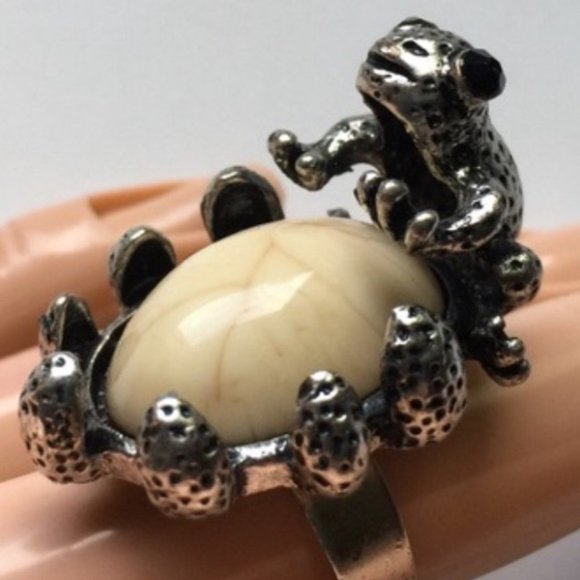 Brand-new adjustable ring chunky fashion jewelry big cream gemstone with frog design. Women's Ladies Fashion Jewelry - Findsbyjune.com