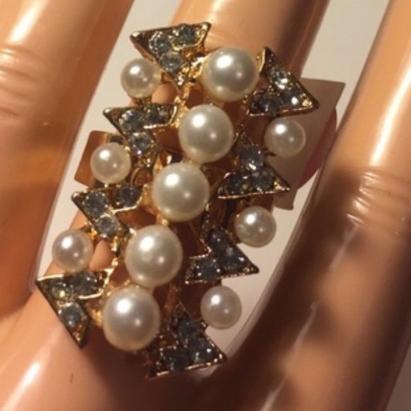 Brand-new adjustable ring with white pearls and gold plated. Women's Ladies Fashion Jewelry - Findsbyjune.com