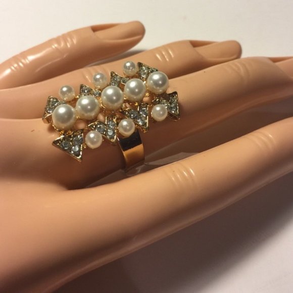 Brand-new adjustable ring with white pearls and gold plated. Women's Ladies Fashion Jewelry - Findsbyjune.com