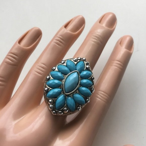 Brand-new big chunky adjustable ring 💍 for woman & Ladies. fashion jewelry. 💎 Blue oval design gemstones. - Findsbyjune.com