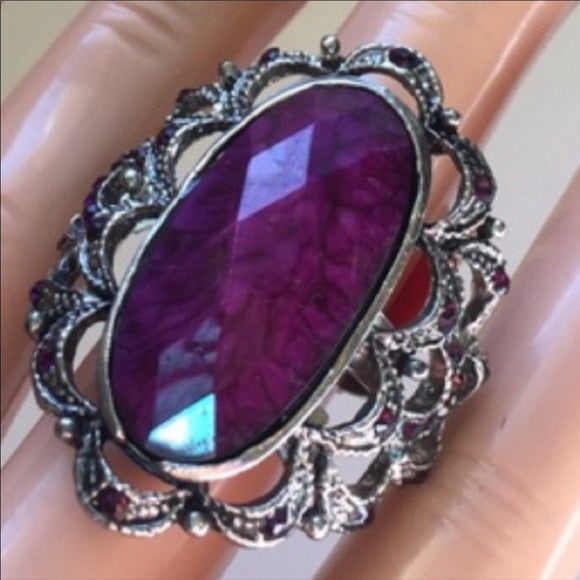 Brand-new big chunky adjustable statement ring 💍 fashion jewelry. 💎 this has a beautiful purple gemstone oval design in the middle. - Findsbyjune.com