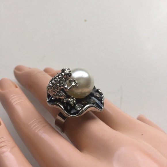 Brand-new big chunky adjustable ring 💍 fashion jewelry. 💎 pretty big white pearl in the middle with a frog 🐸 design. - Findsbyjune.com